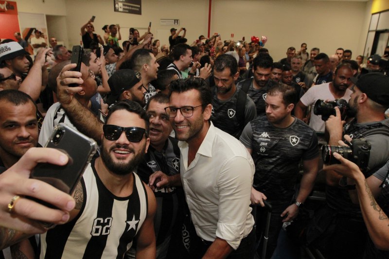 Torcedores fazem festa para equipe do Botafogo no aeroporto de Vitória. (Foto: Fábio Nunes/AT)