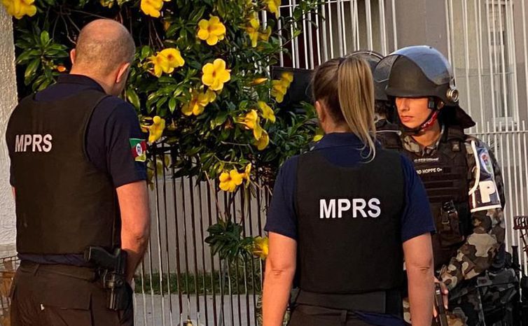 Estão sendo cumpridos 16 mandados de prisão preventiva e de busca e apreensão em endereços dos investigados (Foto: Divulgação/ Ministério Público do Rio Grande do Sul)