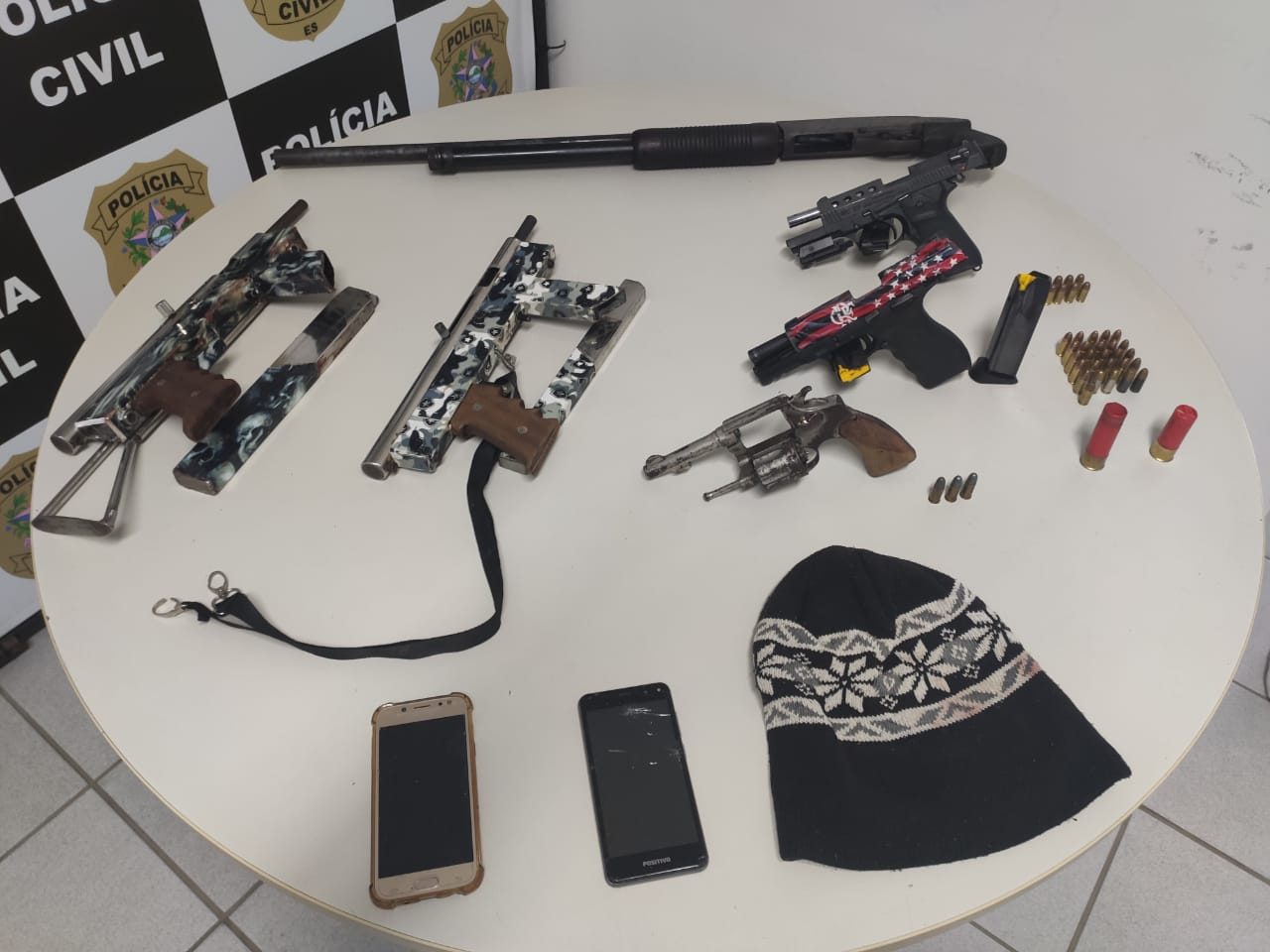 Armas e celulares apreendidos em Jardim Tropical (Foto: Divulgação)