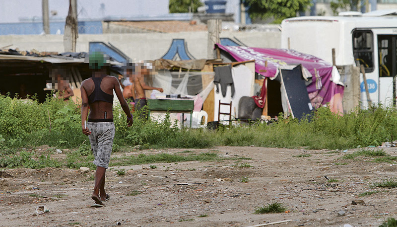 Acampamento de usuários de drogas próximo ao Terminal de Vila Velha (Foto: Beto Morais / AT)
