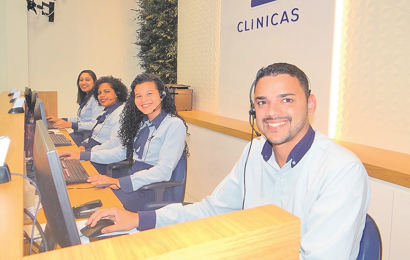Os atendentes Raiany Ferreira, Elisângela Tavares, Eula Paula Caetano e Maycon Josep atuam em uma clínica da rede (Foto: Divulgação)