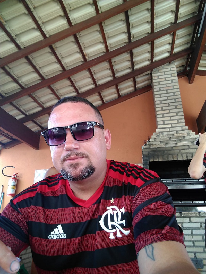 Valdemir Rauta, de 34 anos, morreu após ser atingido no peito por uma bala perdida. (Foto: Reprodução Facebook)