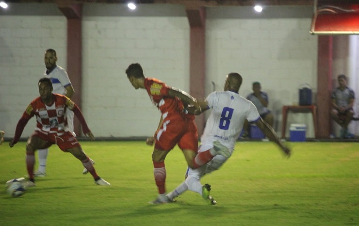 Rodrigo Cesar tenta recuperar a bola no amistoso contra a Tombense (Foto: Vitor Nicchio/Vitória FC)