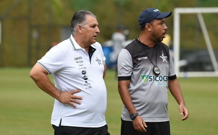 O técnico Zé Humberto ao lado do preparador físico Wallace Pessanha (Foto: Fabiano Oliveira/Estrela)