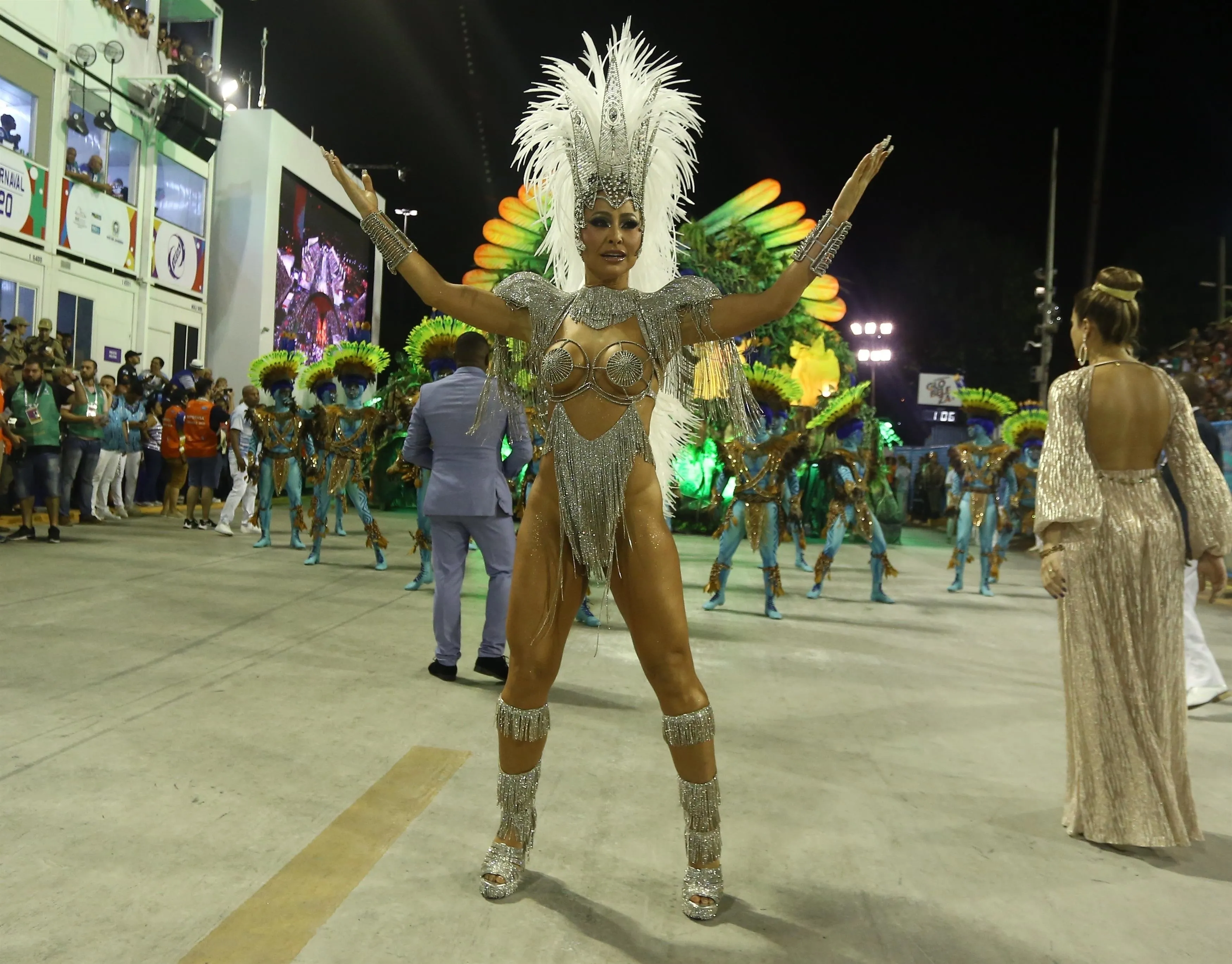 Imagem ilustrativa da imagem Última noite de desfiles de Carnaval tem queda de Lexa e Deborah Secco enfaixada