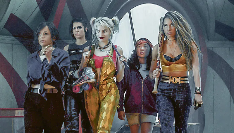 Em ação (da esquerda para a direita), Renee Montoya, Caçadora, Arlequina, Cassandra Cain e Canário Negro