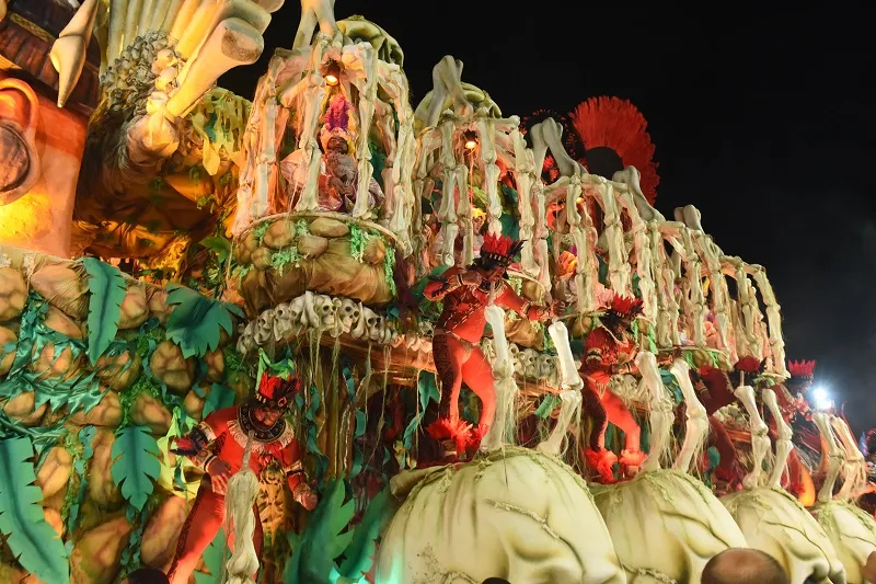 Imagem ilustrativa da imagem Mistura de ritmos, sons e cores no último dia de desfile das escolas
