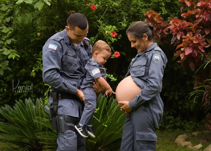 Imagem ilustrativa da imagem Casal de soldados faz ensaio de gestante e encanta a internet