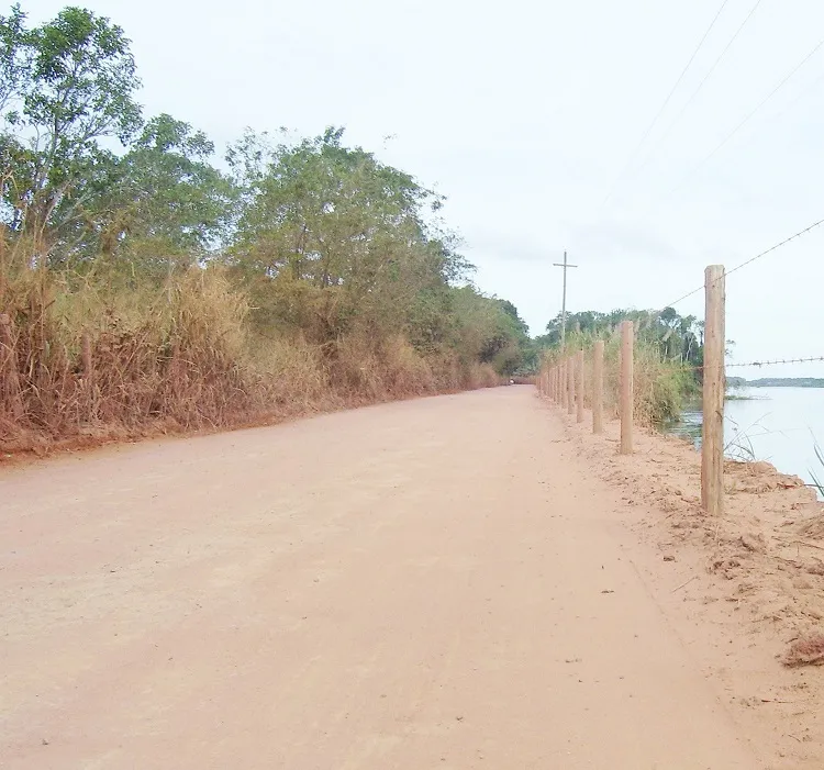 Estrada de acesso à povoação
