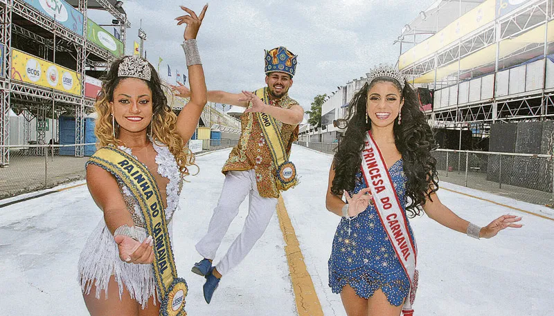 Família real do Carnaval capixaba, com a rainha Suelen Barbosa, o Rei Momo Augusto Oliveira e a 1ª princesa Eduarda Lima, abre a folia
