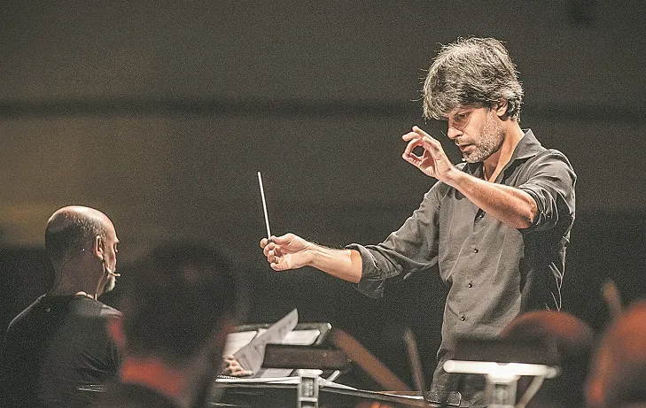 O maestro carioca Felipe Prazeres regerá o concerto no Sesc Glória