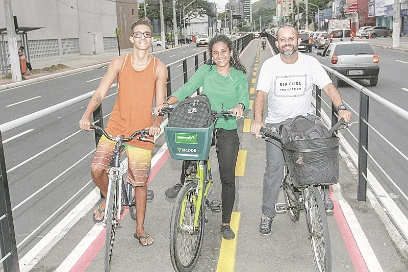 Os ciclistas Icaro Sizini, 18, Dayane Correa, 25, e Marcos Lucena, 43