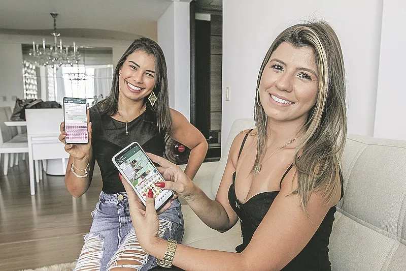Hiasmine Santiago e Mirian Dias estão sempre atentas à forma como escrevem suas mensagens no WhatsApp.