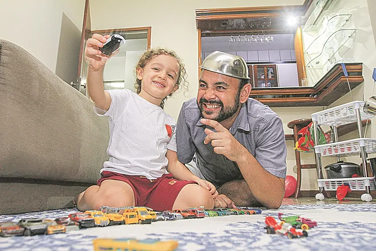 Imagem ilustrativa da imagem Famílias resgatam brincadeiras para afastar crianças de celulares