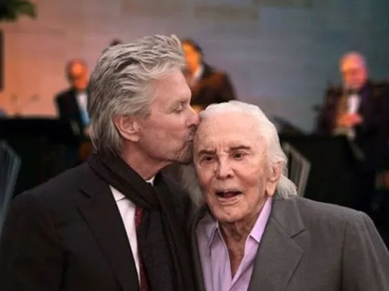 Kirk Douglas em seu aniversário de 103 anos com o filho, Michael Douglas 