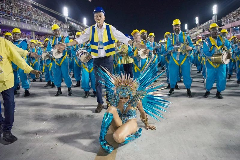 Imagem ilustrativa da imagem 'Se cair, levante! Brilhe', diz Lexa após tombo em desfile de Carnaval