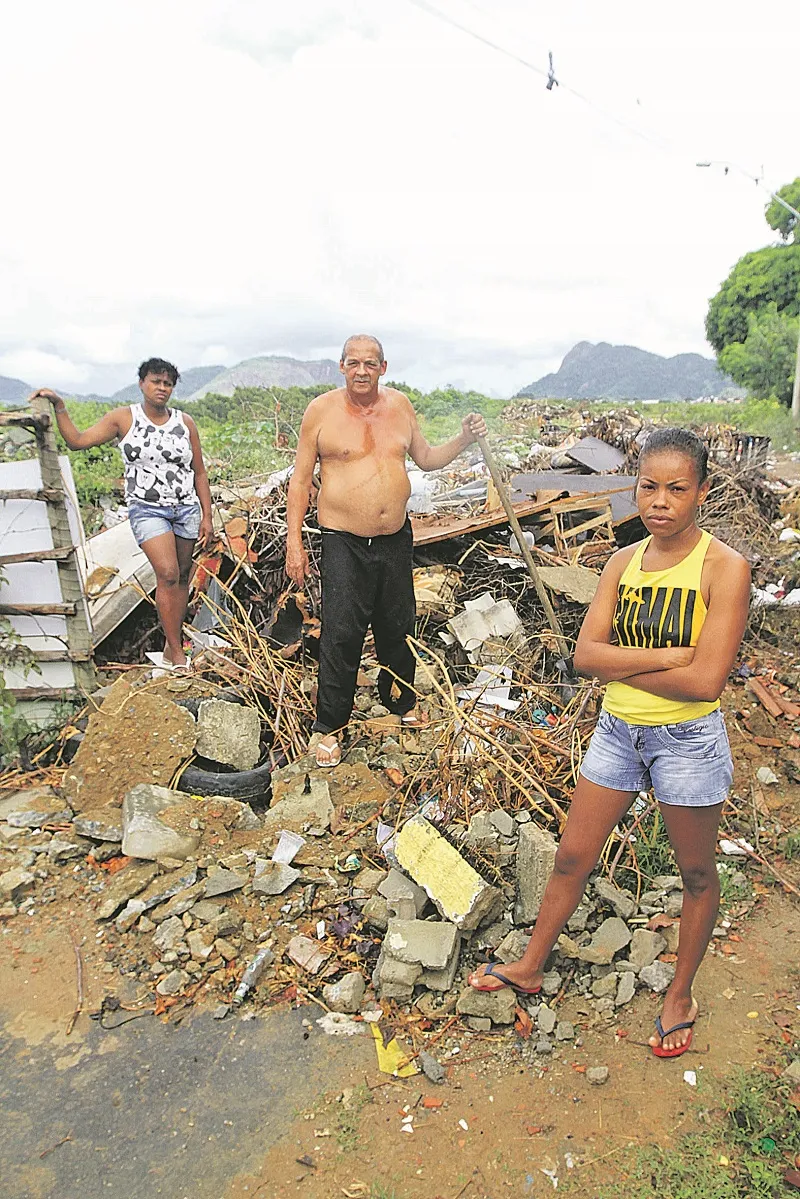Moradores de Planalto Serrano, 
na Serra, em terreno tomado por lixo. “Convivemos com um lixão”, reclamou a dona de casa Aene Gomes (à direita)
