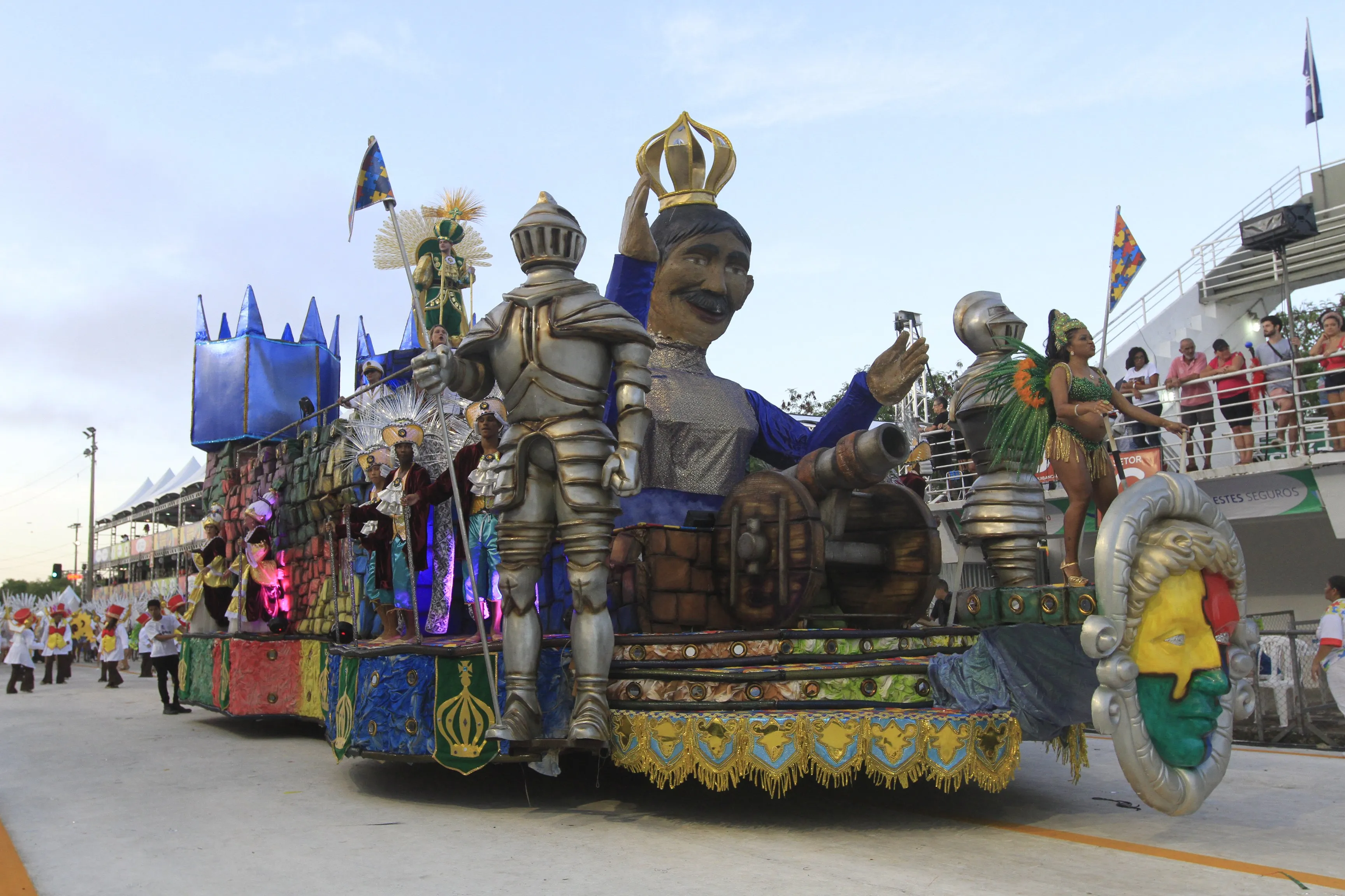 Imagem ilustrativa da imagem Confira como foi o desfile das escolas de samba do grupo A