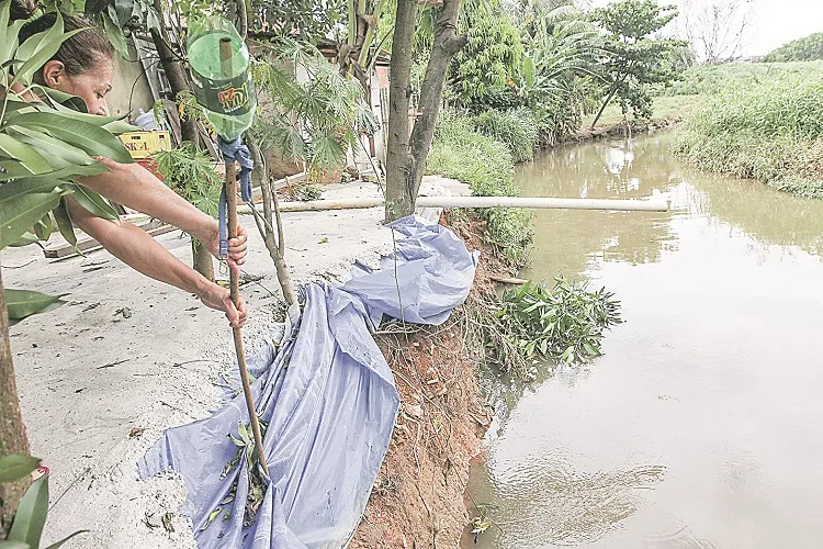 Imagem ilustrativa da imagem Erosão coloca casa em risco no Rio Marinho