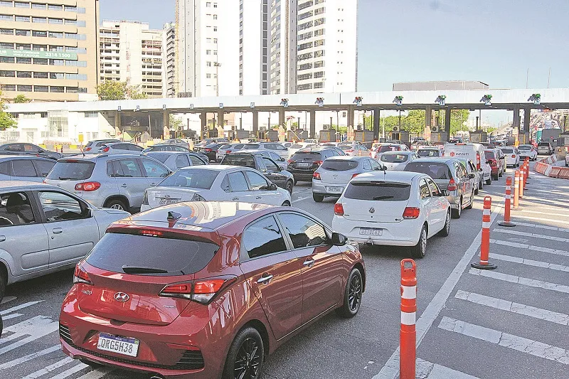 Trânsito lento nas proximidades da Terceira Ponte: motoristas devem ter paciência e sair mais cedo de casa.