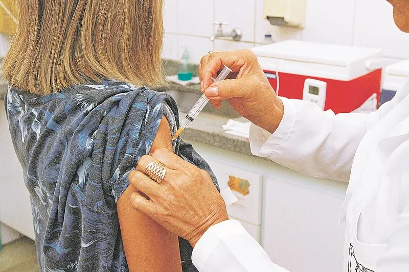 Jovem é vacinado em posto de saúde