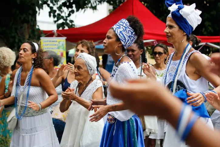 Blocos afros se reúnem para saudar Iemanjá na Praça XV no Rio