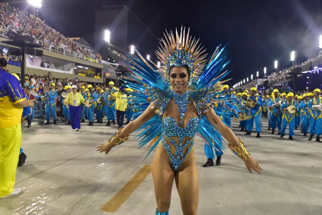 Imagem ilustrativa da imagem Última noite de desfiles de Carnaval tem queda de Lexa e Deborah Secco enfaixada