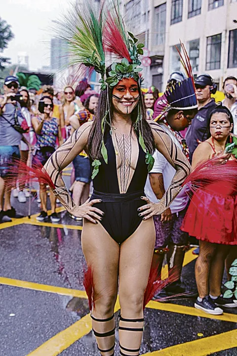 Imagem ilustrativa da imagem Atriz é criticada ao se fantasiar de índia