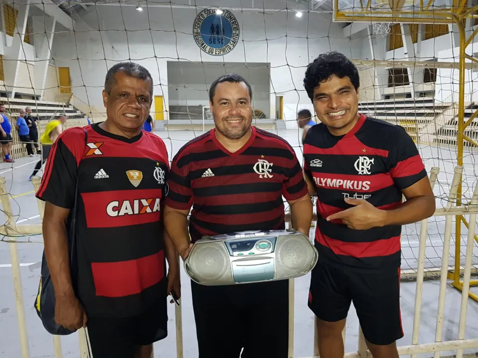 Imagem ilustrativa da imagem Torcedores recorrem ao rádio para acompanhar jogos do Flamengo