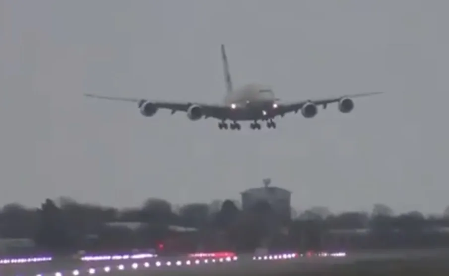 Imagem ilustrativa da imagem VÍDEO | Avião faz pouso impressionante durante tempestade
