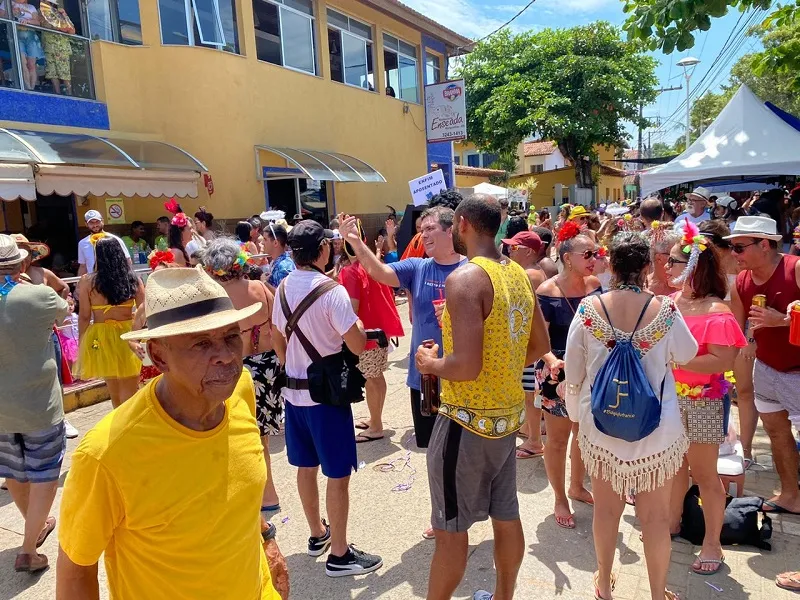 Imagem ilustrativa da imagem Foliões se divertem no Banho de Mar à Fantasia, em Manguinhos