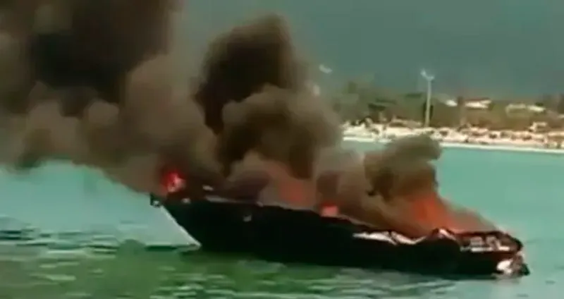 Imagem ilustrativa da imagem Barco pega fogo no litoral de São Paulo e deixa oito feridos