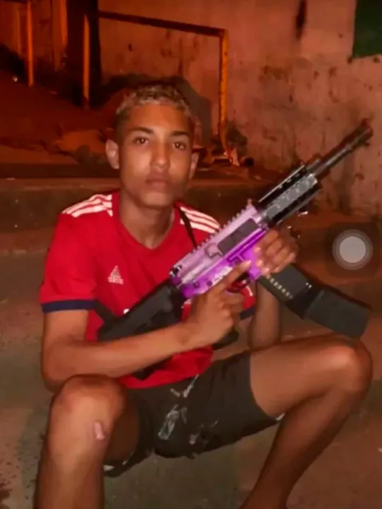Imagem ilustrativa da imagem Adolescente motivo dos ataques exibia fotos e vídeos com armas