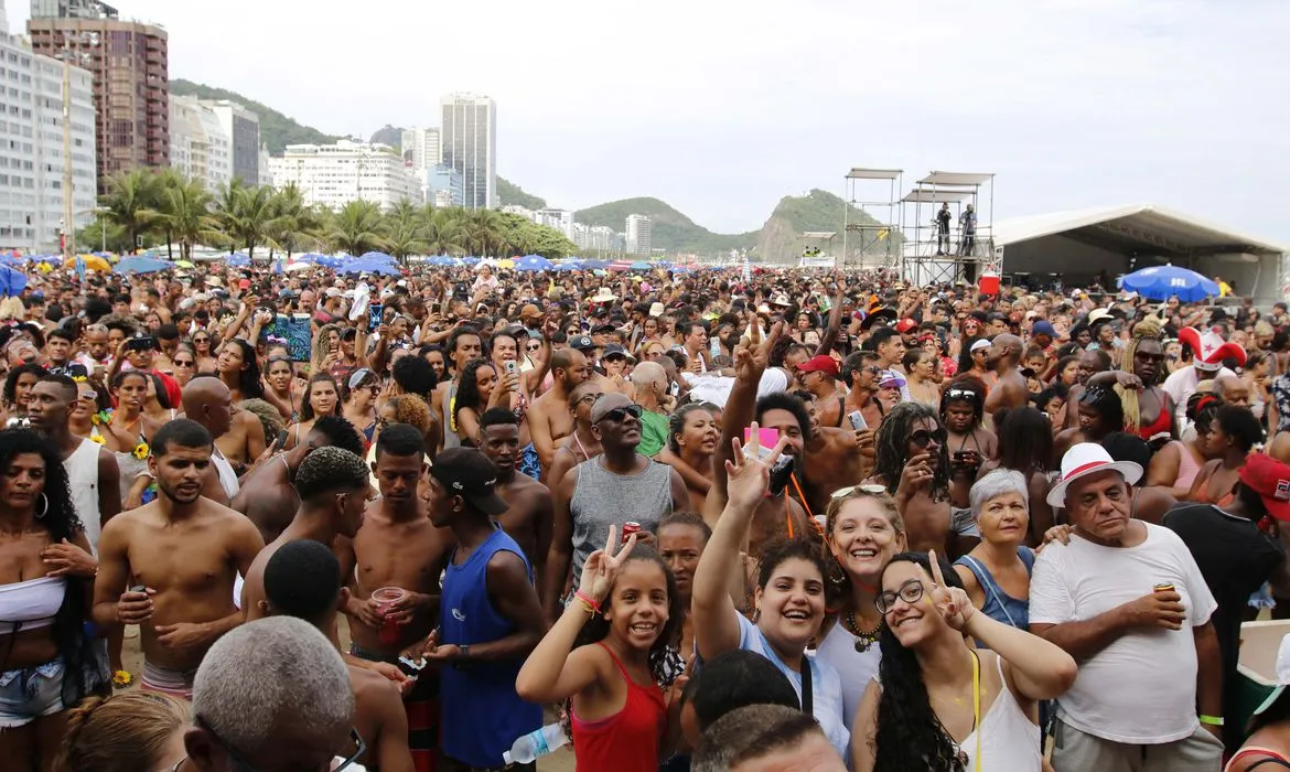 Imagem ilustrativa da imagem Médico diz como doença do beijo pode ser evitada no carnaval