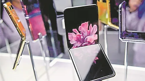 Imagem ilustrativa da imagem Celulares com bolhas e rachaduras nas telas