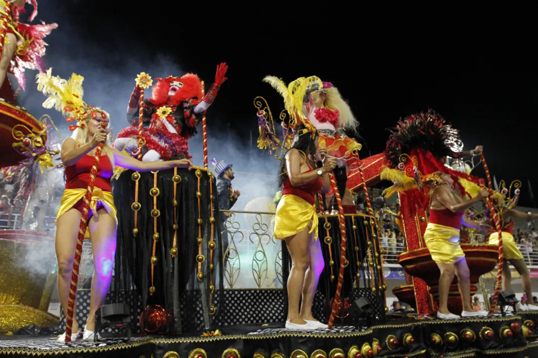 Imagem ilustrativa da imagem Confira como foi o desfile das escolas de samba do grupo A