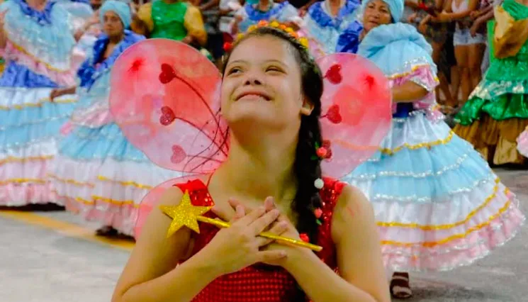 Imagem ilustrativa da imagem Menina com síndrome de Down é destaque em baile de Carnaval