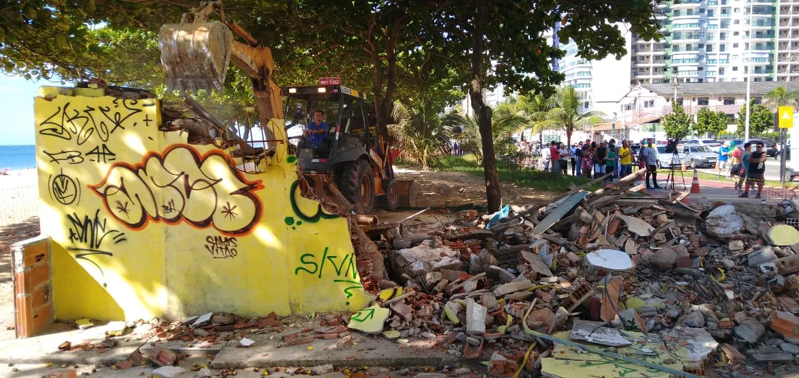 Imagem ilustrativa da imagem Começa a demolição de quiosques nas praias de Itaparica e Itapuã