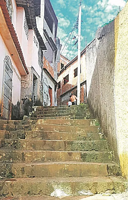 Imagem ilustrativa da imagem Escadaria sem corrimão