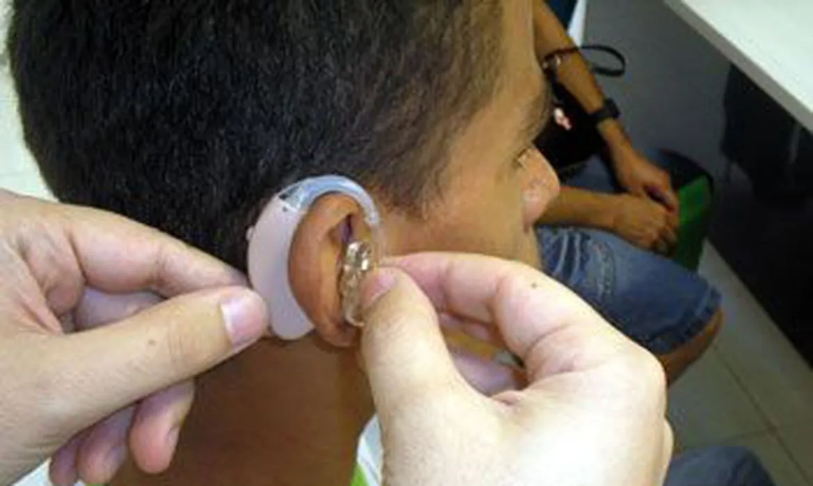 Imagem ilustrativa da imagem Estudantes com deficiência auditiva vão ter acesso à tecnologia do SUS