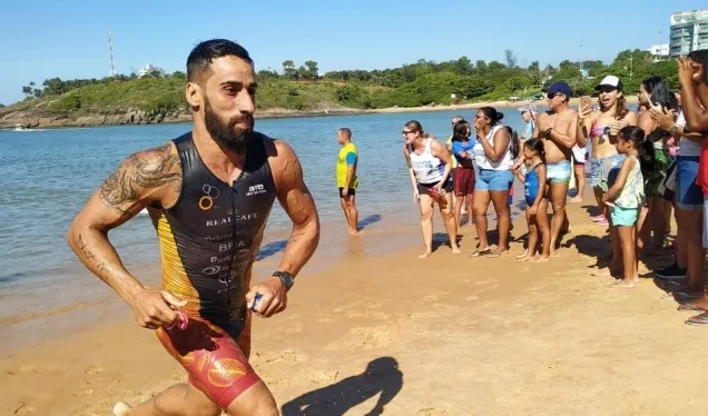 Imagem ilustrativa da imagem Títulos e rotina cheia motivam triatleta a ensinar o esporte para jovens