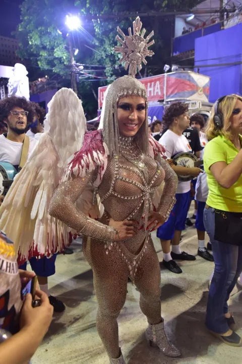 Imagem ilustrativa da imagem "Trabalhei o ano inteiro para pagar", diz Gracyanne sobre figurino com 500 mil pedras