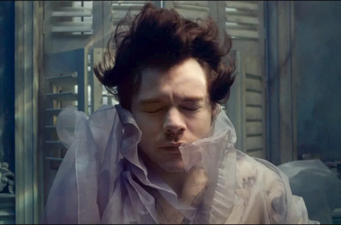 Imagem ilustrativa da imagem Harry Styles lançou mais um clipe se afogando em mágoas no clipe de “Falling”