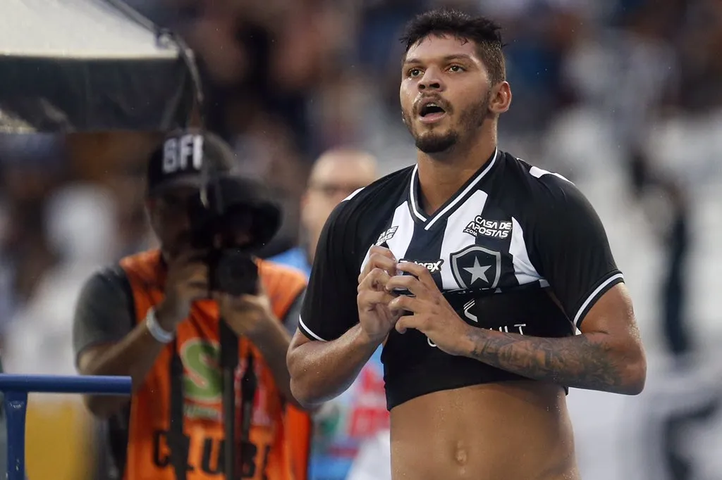 Imagem ilustrativa da imagem Botafogo marca no fim contra o Vasco e vence a terceira seguida