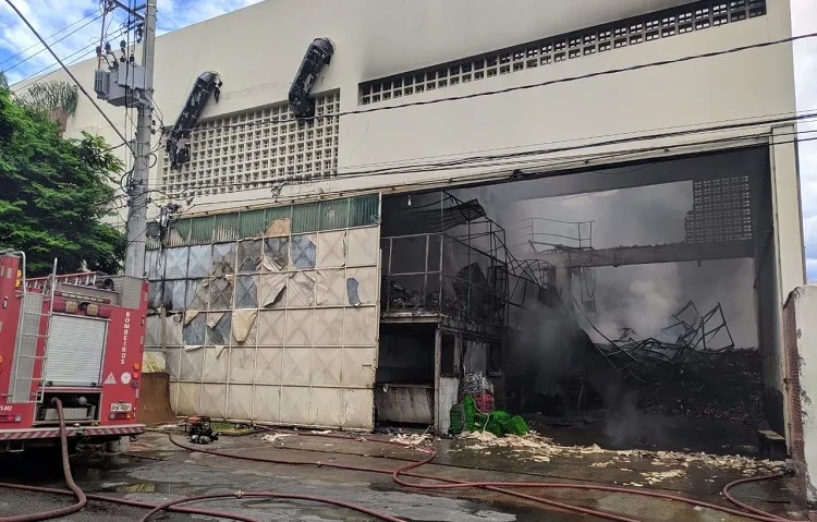 Imagem ilustrativa da imagem VÍDEO| Supermercado encerra o dia após incêndio