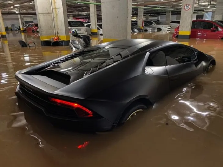 Imagem ilustrativa da imagem "Cheguei a desmaiar", diz dono de Lamborghini atingida por enchente em São Paulo