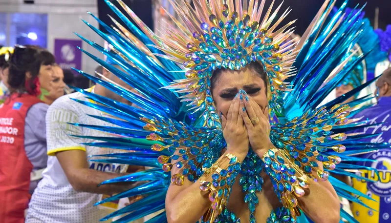 Imagem ilustrativa da imagem 'Se cair, levante! Brilhe', diz Lexa após tombo em desfile de Carnaval