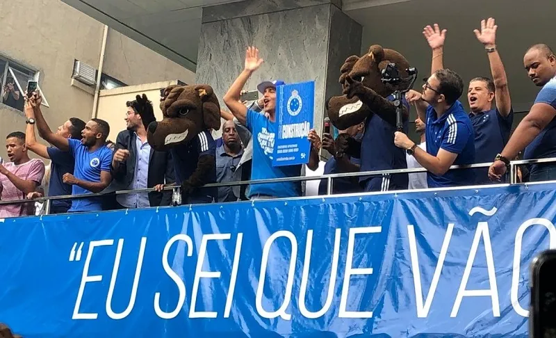 Imagem ilustrativa da imagem Torcida do Cruzeiro faz festa em retorno de Marcelo Moreno