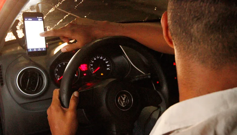 Imagem ilustrativa da imagem Em decisão inédita, TST diz que motorista não é funcionário da Uber
