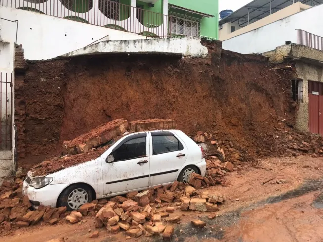 Imagem ilustrativa da imagem Mulher de 38 anos que saía do carro é 57ª vítima das chuvas de Minas